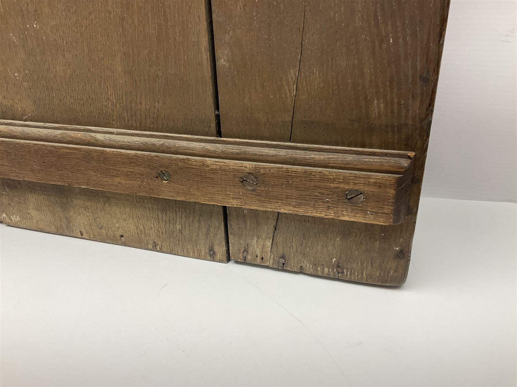 George III oak spoon rack and candle box, the rectangular backplate with shaped  pediment and two six aperture spoon racks, above a candlebox with hinged cover, with various brass spoons and a pair of brass candle snuffers, H56.5cm, W35cm, D14cm 