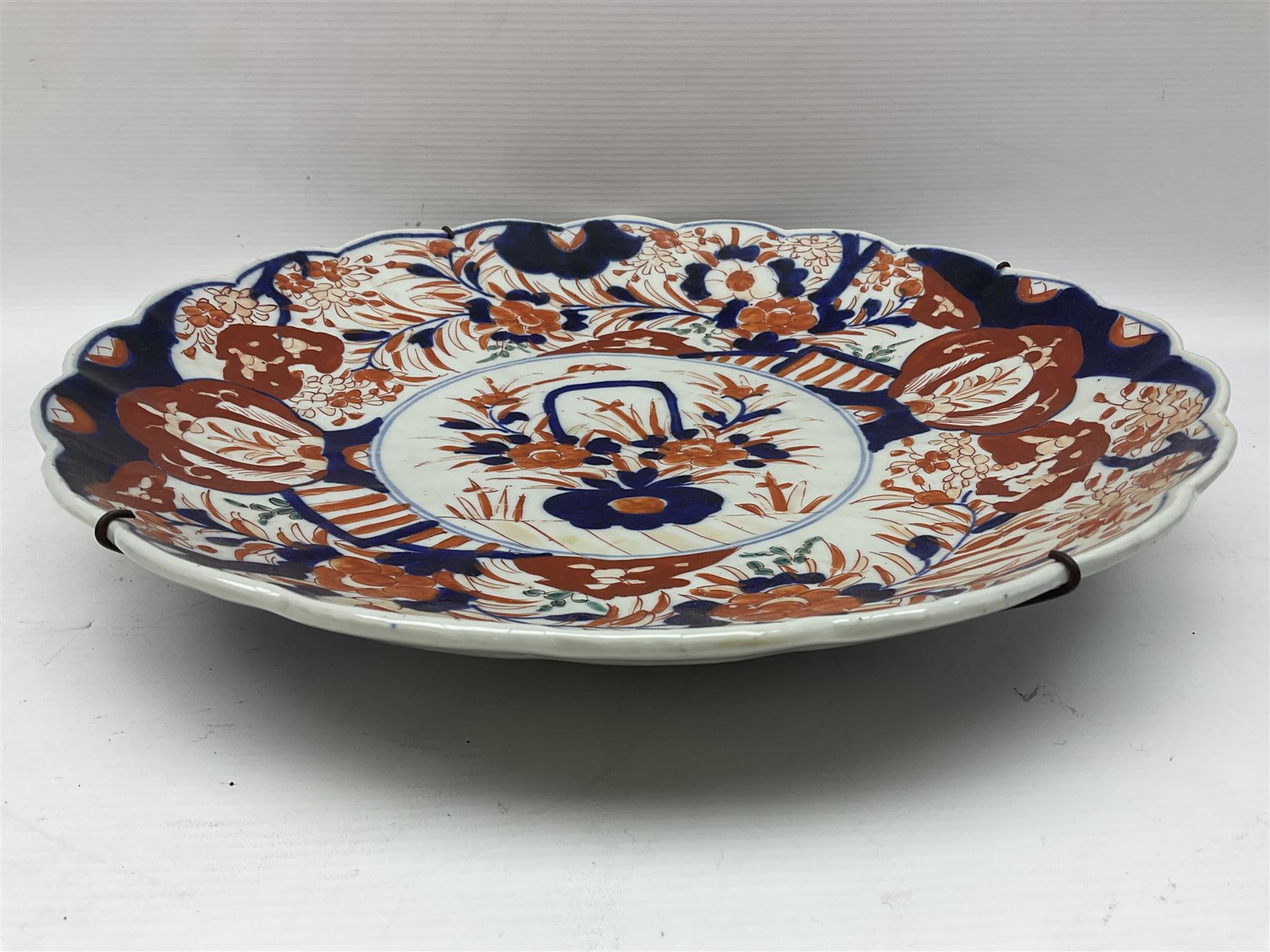 Three Japanese Imari chargers with scalloped edges, largest D38cm
