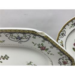 Copeland Spode Chelsea pattern part dinner service, to include seventeen dinner plates, eight side plates, Fifteen soup bowls in two sizes, meat platter etc (53)