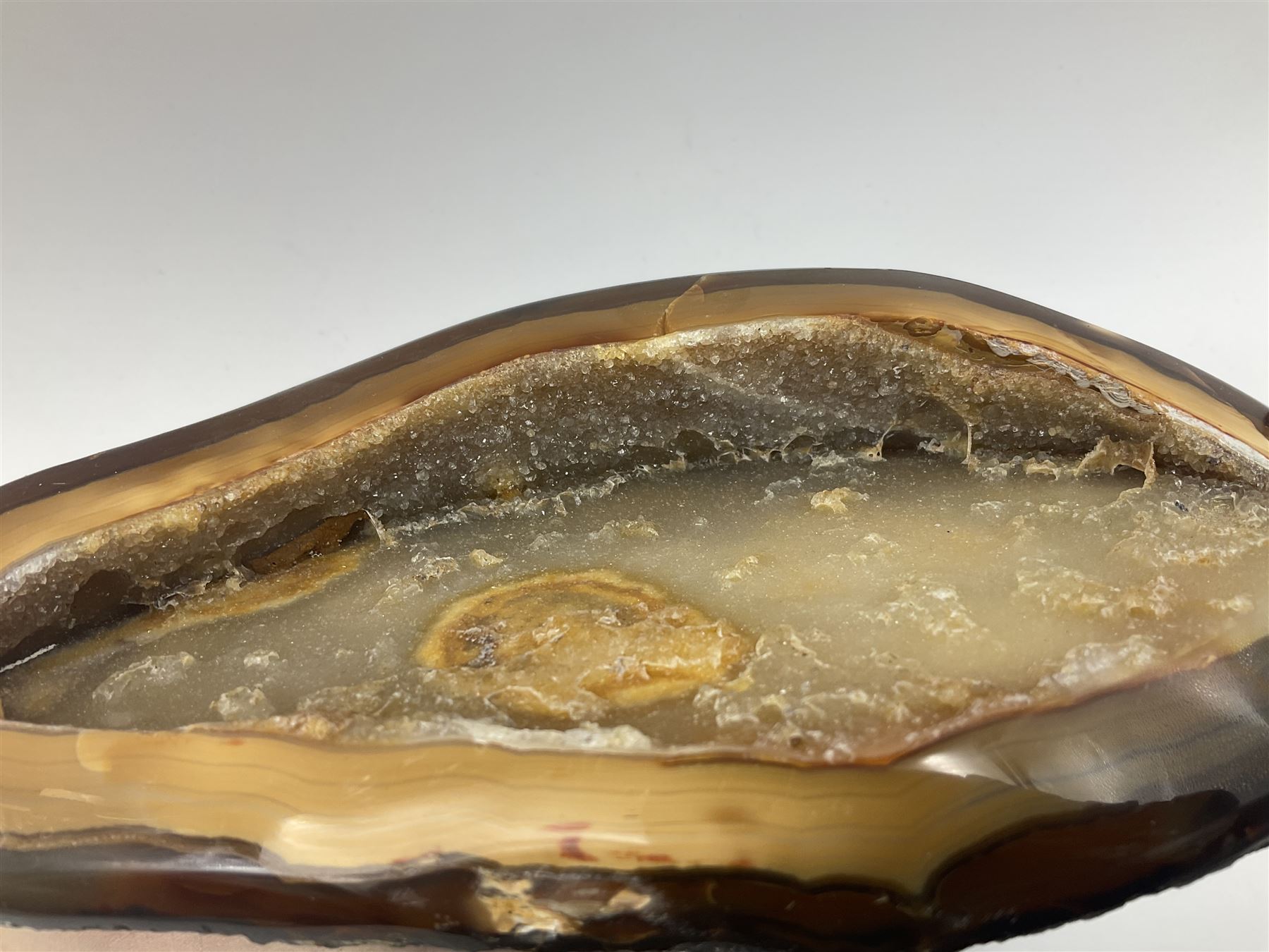 Agate geode, with quartz crystals, in earthy tones, H10cm