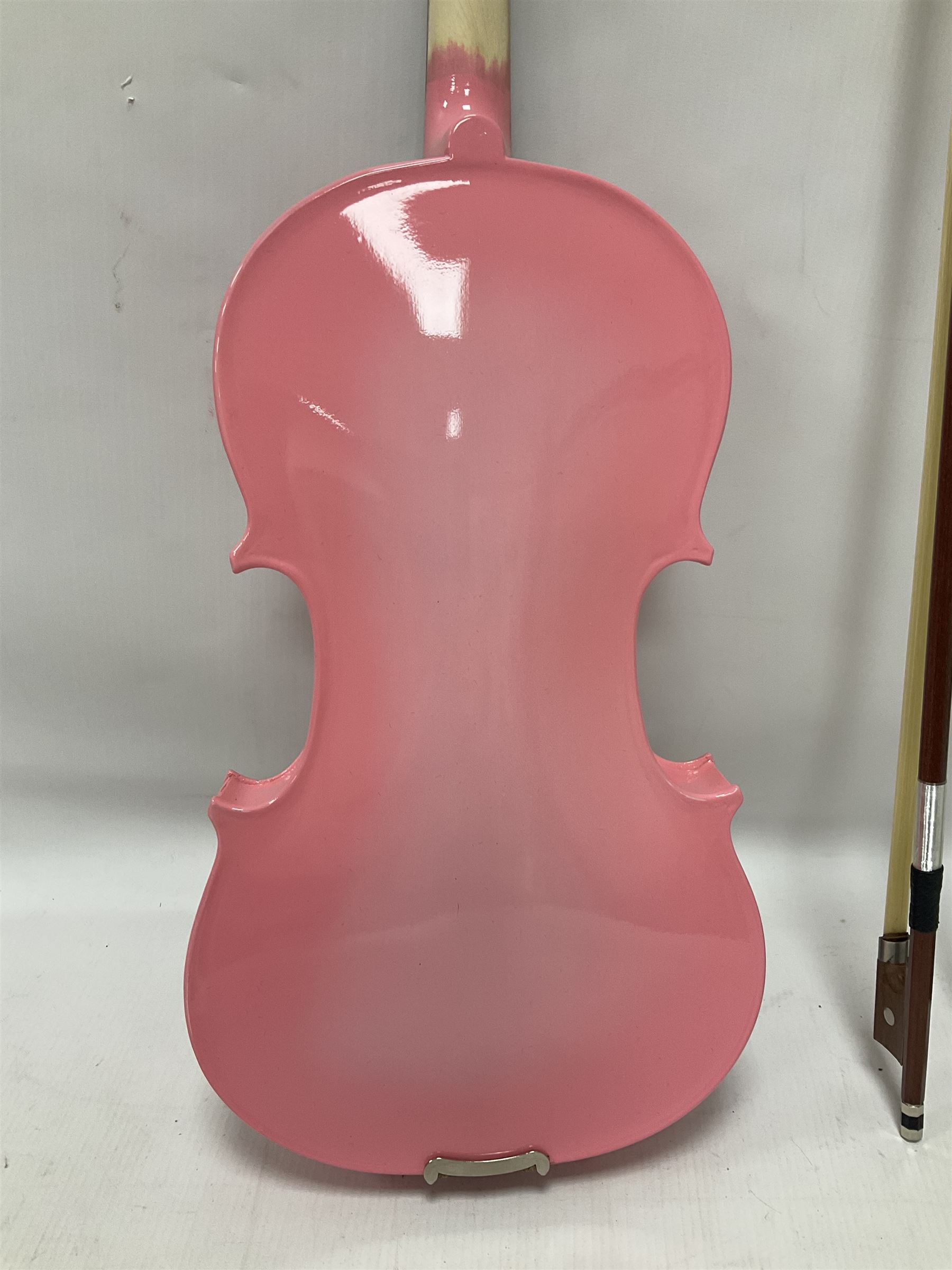 Zest full size pink violin, with a solid wood body and maple head, with matching pink bow and two further bows, in a hard case Length 60cm