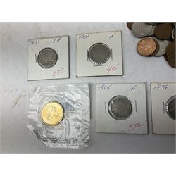 Mostly United States of America coinage, including 1828 one cent, buffalo nickels, various half dollar and dollar coins etc