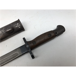  British WW1 bayonet, 43.5cm fullered single edge steel blade stamped Sanderson, 1907 18, broad arrow, X crowned ID/E, wooden slab grip stamped star/S, L55.5cm in original nickel mounted leather scabbard, stamped RE   