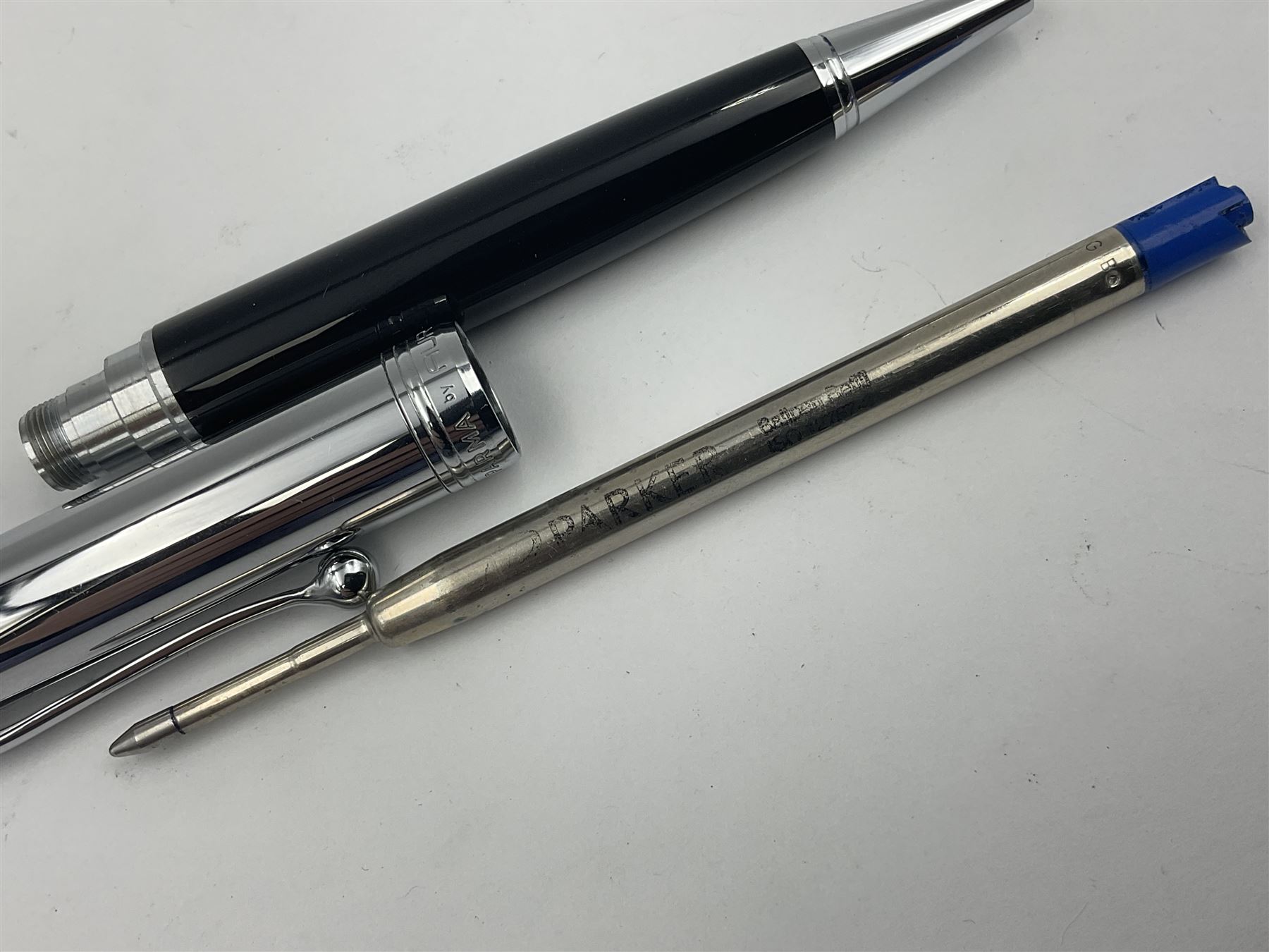 Acqua Di Parma for Aurora fountain pen, the black barrel with chrome mounts and cap, and white gold nib stamped 14K, together with a matching ballpoint pen, L13.5cm (2)