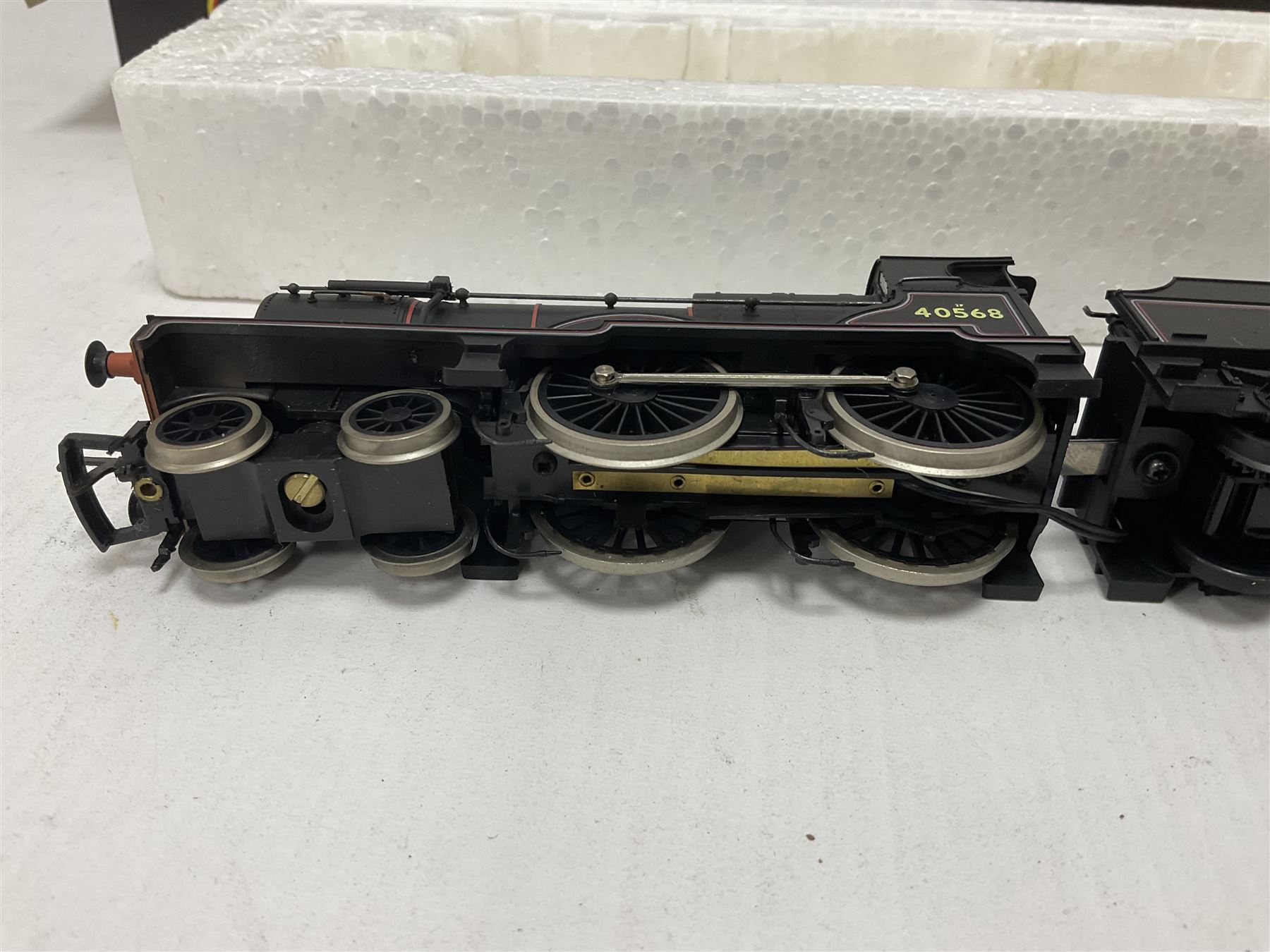 Mainline Railways ‘00’ gauge - five model steam locomotive and tenders comprising ref.37058 0-6-0 2251 Class Collett no.3205 in GWR green; ref.37062 4-6-0 Jubilee Class 6P no.45691 in BR green; ref.37079 4-6-0 Manor Class no.7812 in BR black; ref.54157 2301 Class (Deans Goods) 0-6-0 no.2538 in BR black; ref.937515 Class 2P 4-4-0 no.40568 in BR black; all in original boxes (5) 