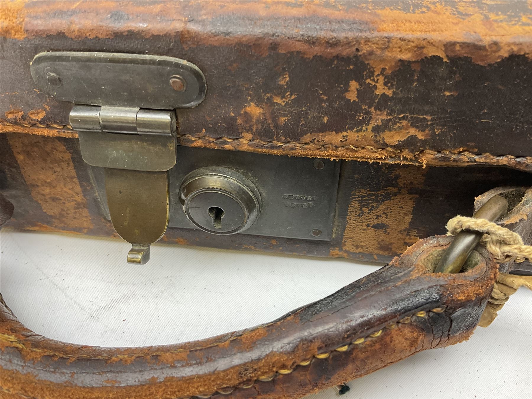 19th/early 20th century brass bound leather shotgun case with fitted interior to accommodate 72cm (28.25