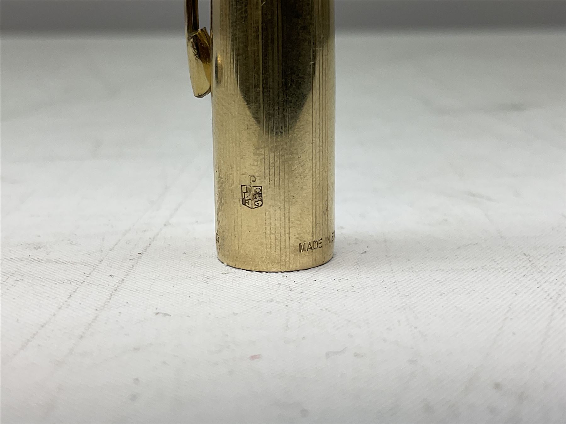 9ct gold propelling pencil with engine turned decoration and vacant cartouche, by S J Rose & Son, stamped 375, L12cm, together with a Parker 12ct rolled gold fountain pen, and two rose gold engine turned propelling pencils to include a rose gold example