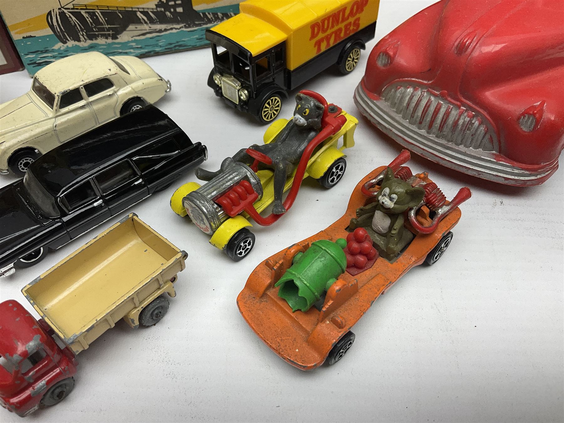 Quantity of model cars to include Atcomi radio control Ford Sierra XR4i, Maisto 1:18 scale Volkswagen Export Sedan, Corgi Tom & Jerry cars, Lledo, Dinky, Matchbox etc, boxed and loose 