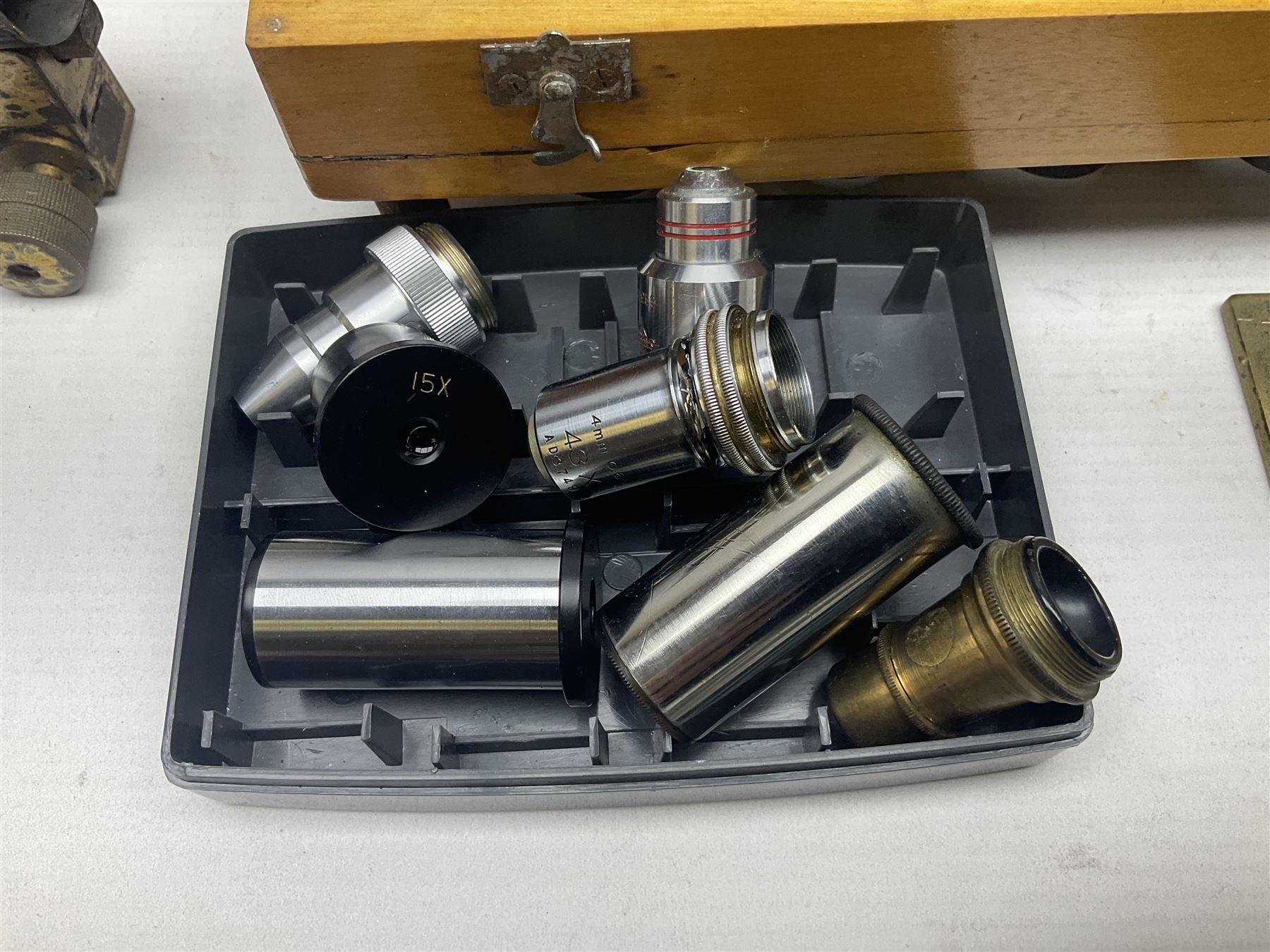 Large collection of microscope lenses, for various microscopes 