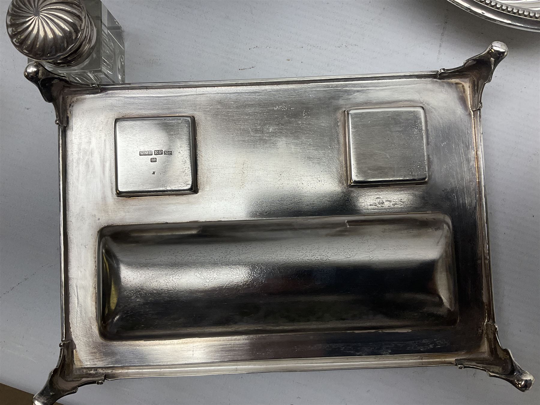 Collection of assorted silver plate, comprising four cup egg cruet, table lamp, bud vase, desk stand etc  