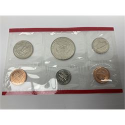 United States of America coinage, including 1876S half dollar (holed), various quarter dollars, 1986 one ounce fine silver dollar, 1988 uncirculated coin set etc