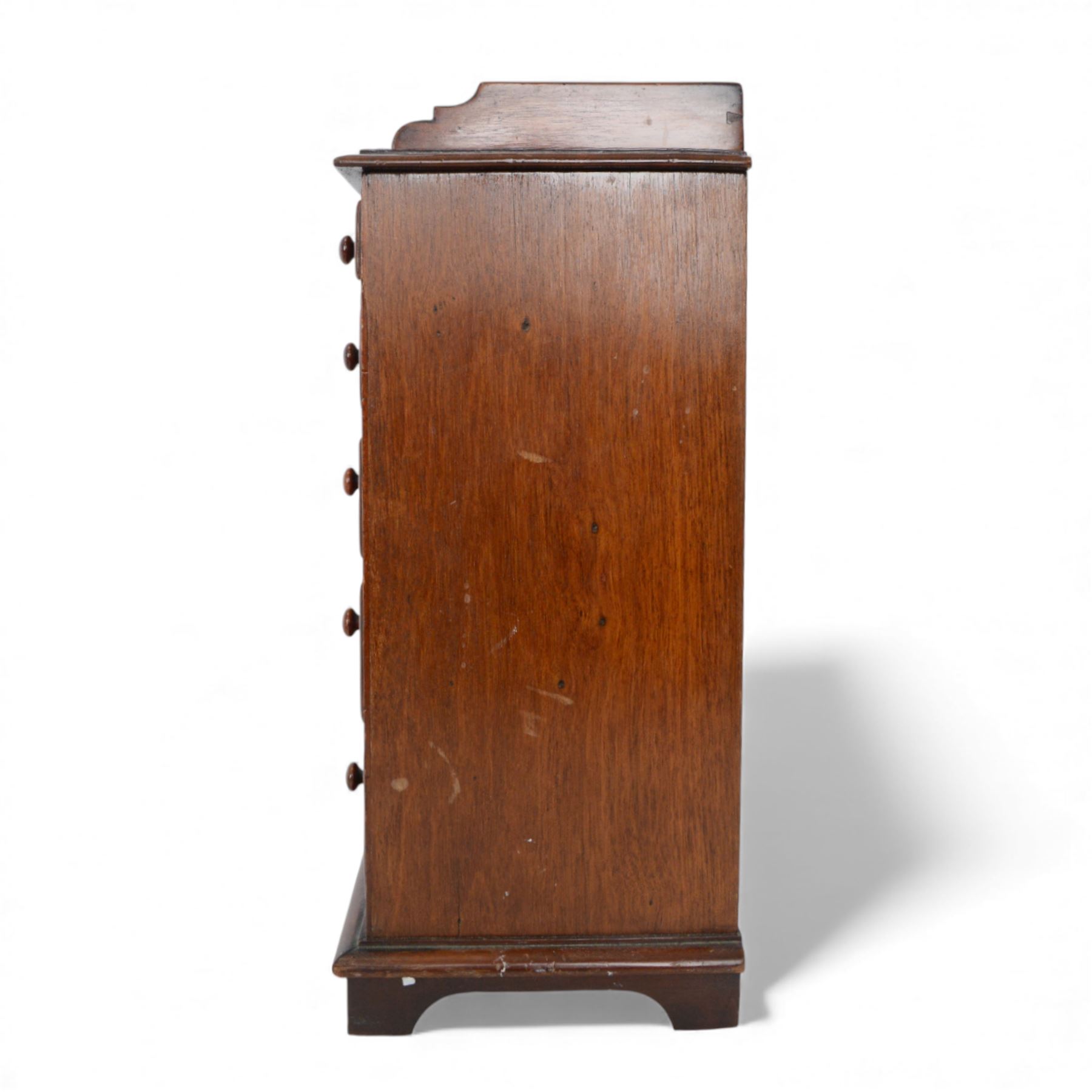 Victorian mahogany tabletop chest of drawers, of two small over three graduated drawers, H41cm
