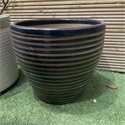 Set of six garden planter pots  - THIS LOT IS TO BE COLLECTED BY APPOINTMENT FROM DUGGLEBY STORAGE, GREAT HILL, EASTFIELD, SCARBOROUGH, YO11 3TX