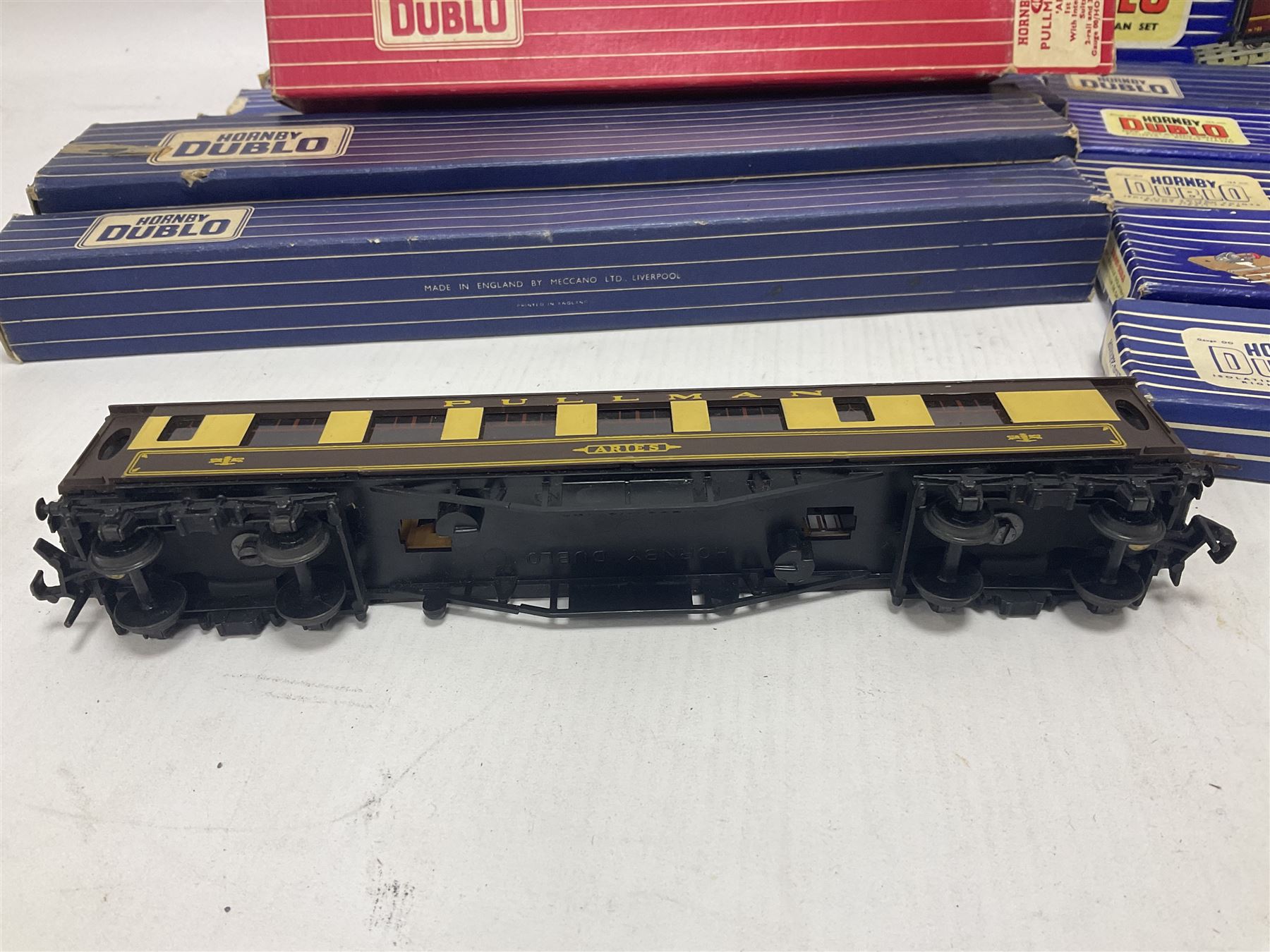Hornby Dublo - 4620 Breakdown Crane; TPO Mail Van Set; D1 Level Crossing; Pullman cars and goods vans; with a large quantity of track to include straight and curved track, switch points and buffer stops; boxed and loose