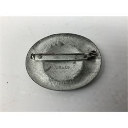 Two WW2 German Army Afrika Korps pith helmet metal side badges; RAD oval metal badge by J.B.u.Co.; WW1 German 1914-1915 bar brooch; and Nienburg War Veteren's Association badge (5)