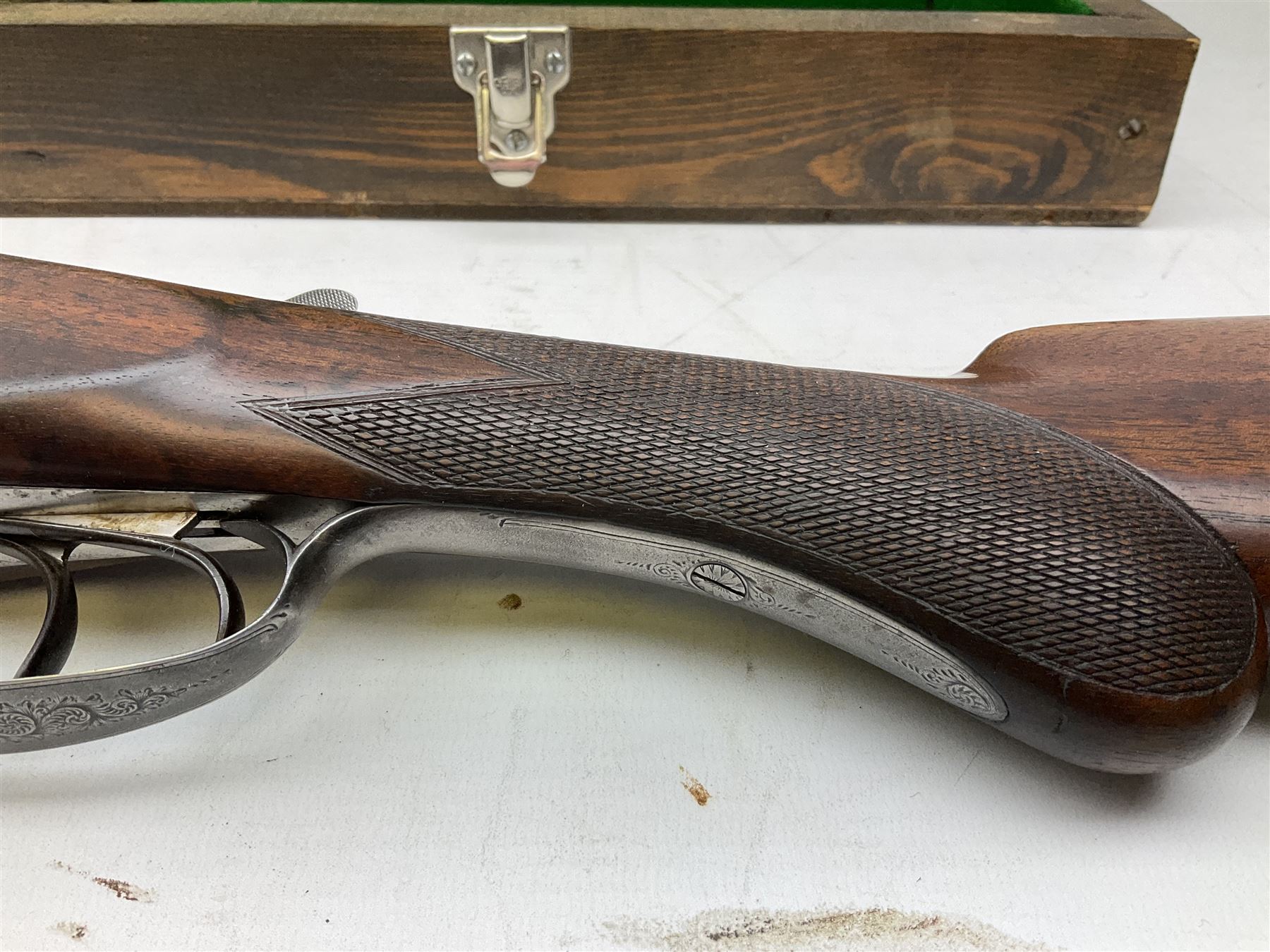 Midland Gun Company Birmingham & London 12-bore side-by-side box-lock non-ejector double barrel shotgun with 76cm damascus barrels, Prince of Wales style walnut stock with chequered grip and fore-end, top safety and engraved lock no.62160 L120cm overall; in scratch built baize lined wooden case. SHOTGUN CERTIFICATE REQUIRED.