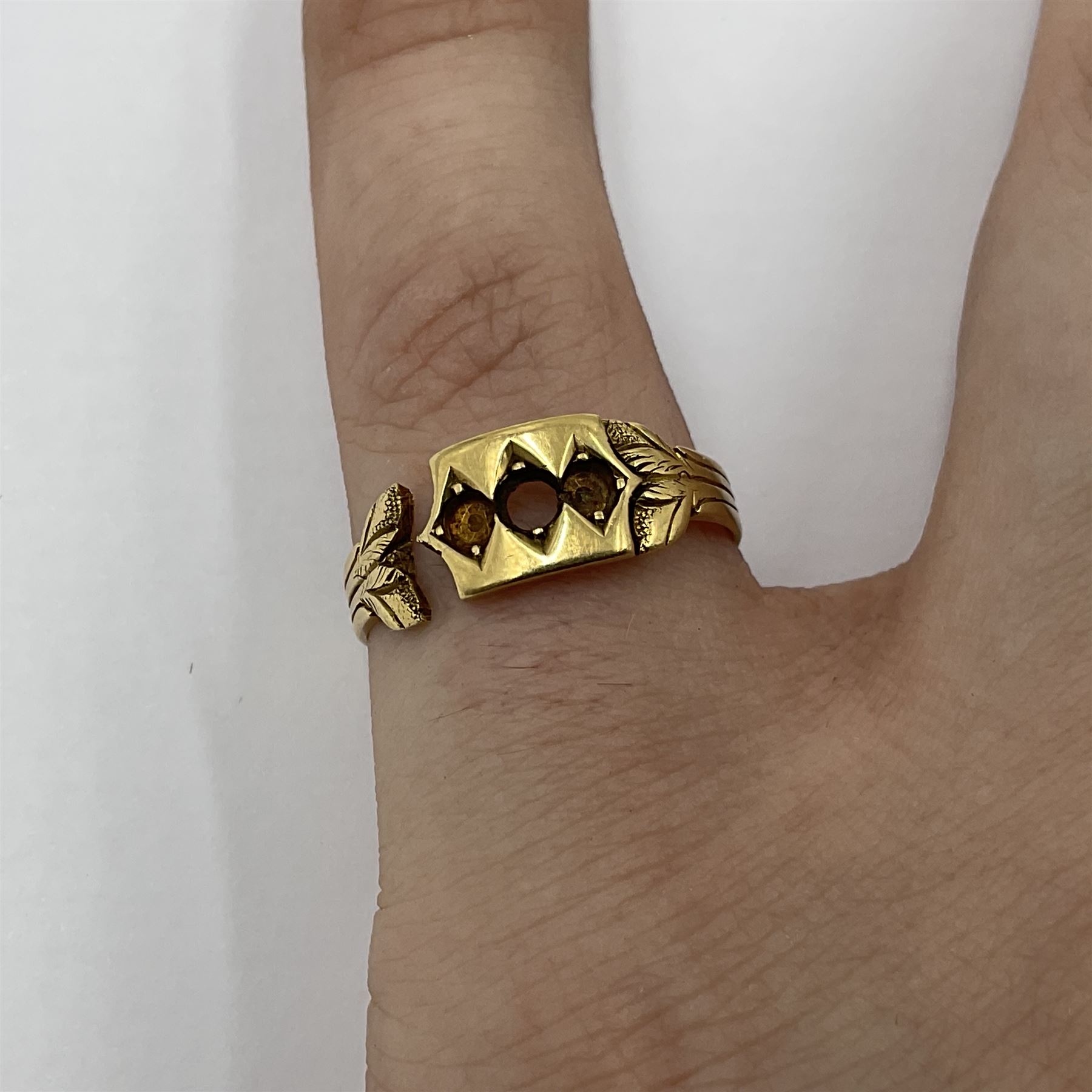 Victorian 18ct gold ring, hallmarked Chester 1876