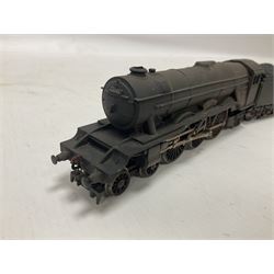 Hornby ‘00’ gauge - Class A3 4-6-2 weathered ‘Flying Scotsman’ locomotive no.60103; Patriot Class 5XP 4-6-2 ‘Caernarvon’ locomotive no.45515; Class 8P 4-6-2 ‘City of Chester’ locomotive no.46239; Saint Class 4-6-0 ‘Clevedon Court’ locomotive no.2937; all unboxed (4)