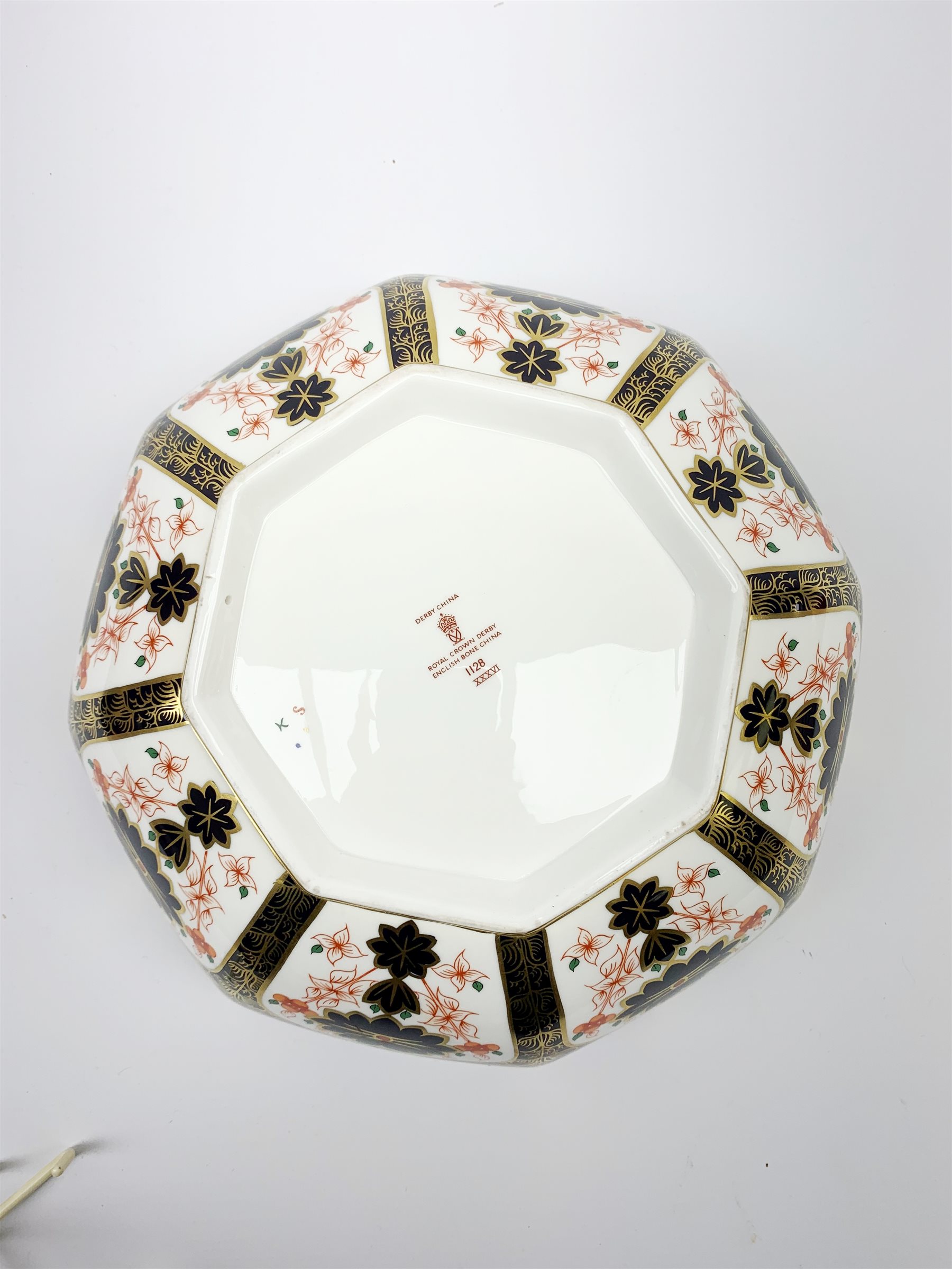 A Royal Crown Derby Imari bowl, of octagonal form, decorated in the 1128 pattern, with printed marks beneath, D23.5cm. 