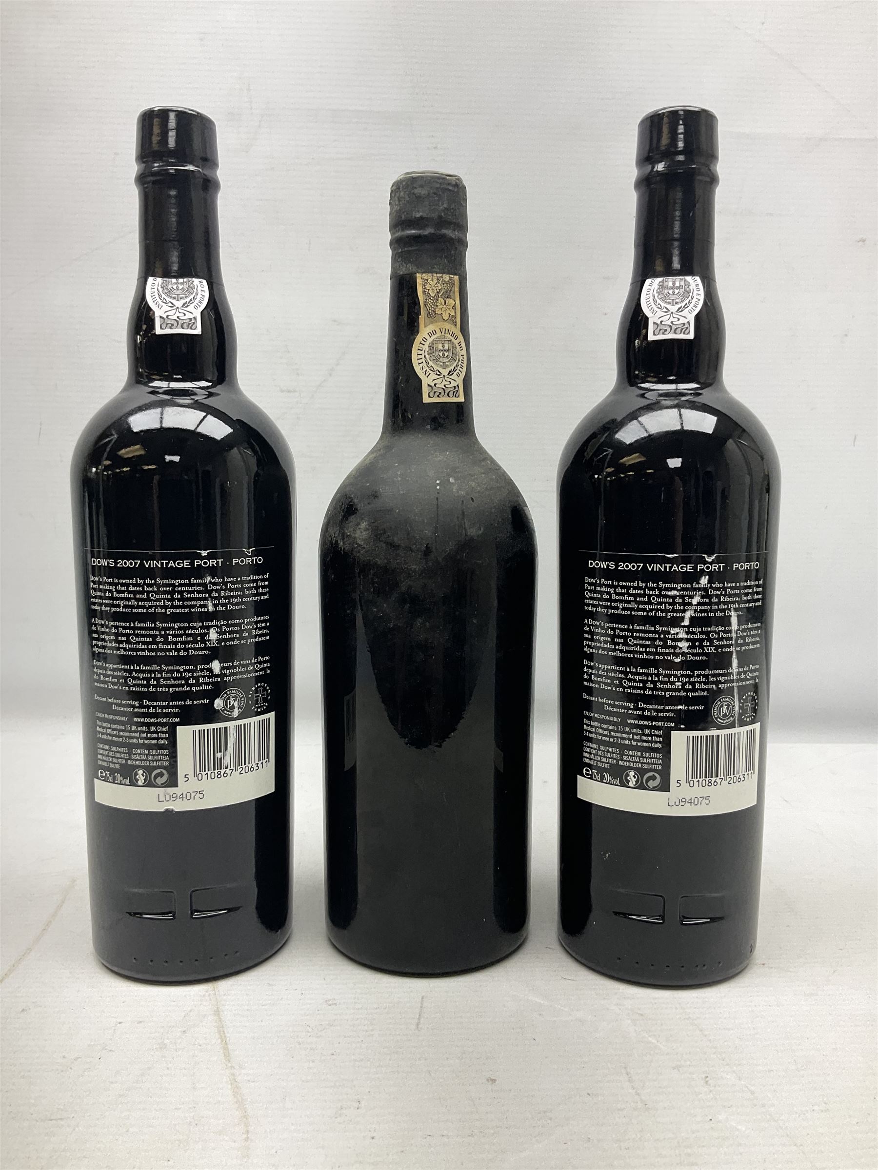 Dow's vintage port, comprising the years 1963 and two 2007, various contents and proof (3)