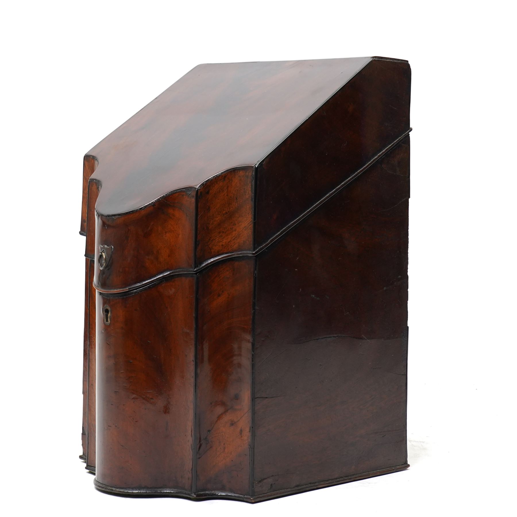 Georgian mahogany knife box, of serpentine form, with fitted interior, H36cm 