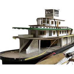 Model of St.Louis Belle paddle boat, L118cm, together with a box of additional parts and model plans by Vic Smeed