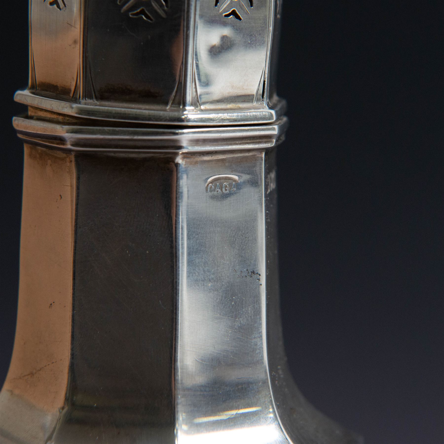 Edwardian silver sugar caster, of octagonal urn form, upon an octagonal foot, the removable pierced cover with urn finial, hallmarked Charles & George Asprey, London 1909, H21cm 