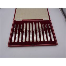 Set of six 1920s silver dessert knife and forks for six place settings, with mother of pearl handles, hallmarked Goldsmiths & Silversmiths Co Ltd, London 1920, contained within fitted case