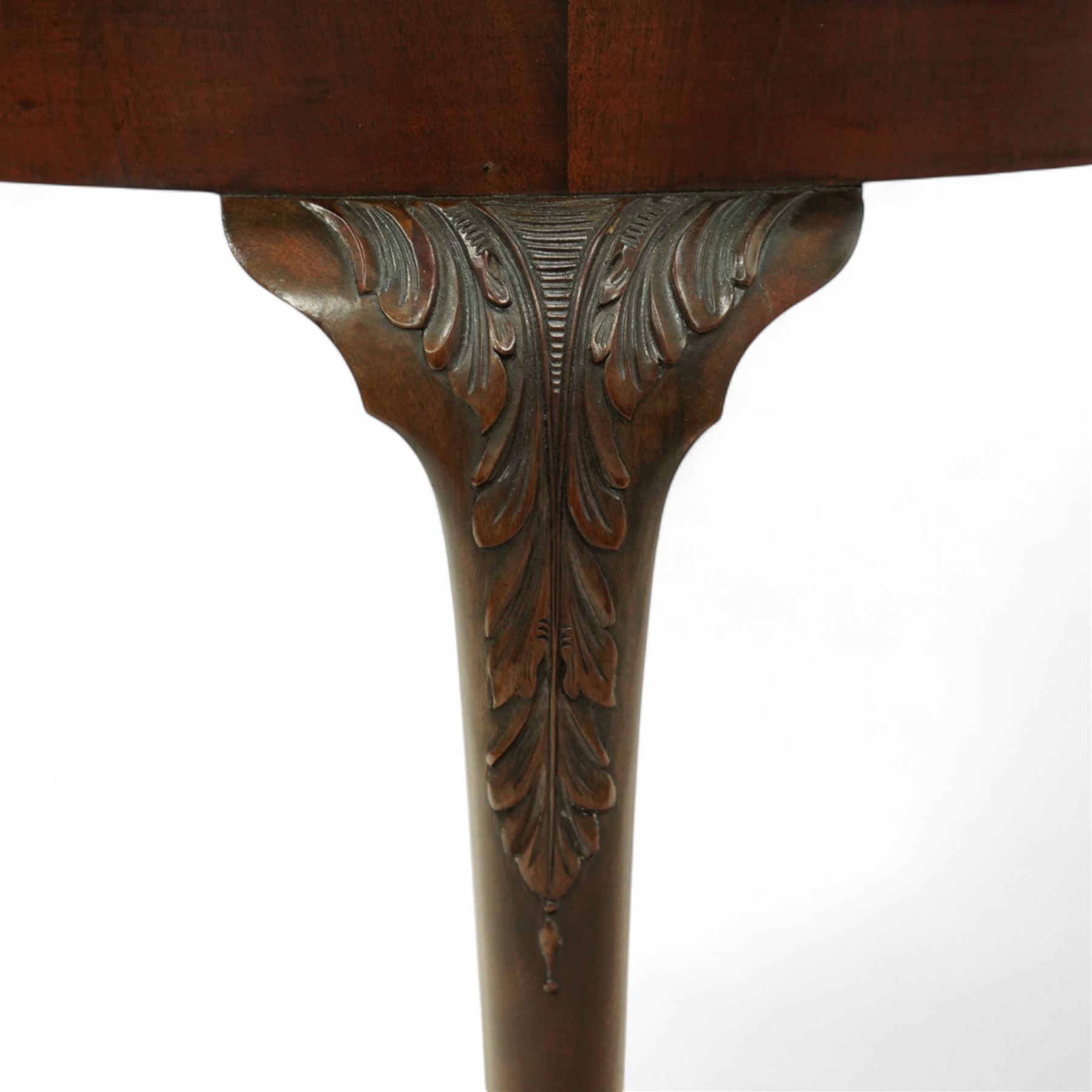 Early 20th century mahogany circular occasional table, moulded top with gadroon edge over carved cabriole legs with acanthus decoration to the knees, terminating in claw and ball feet