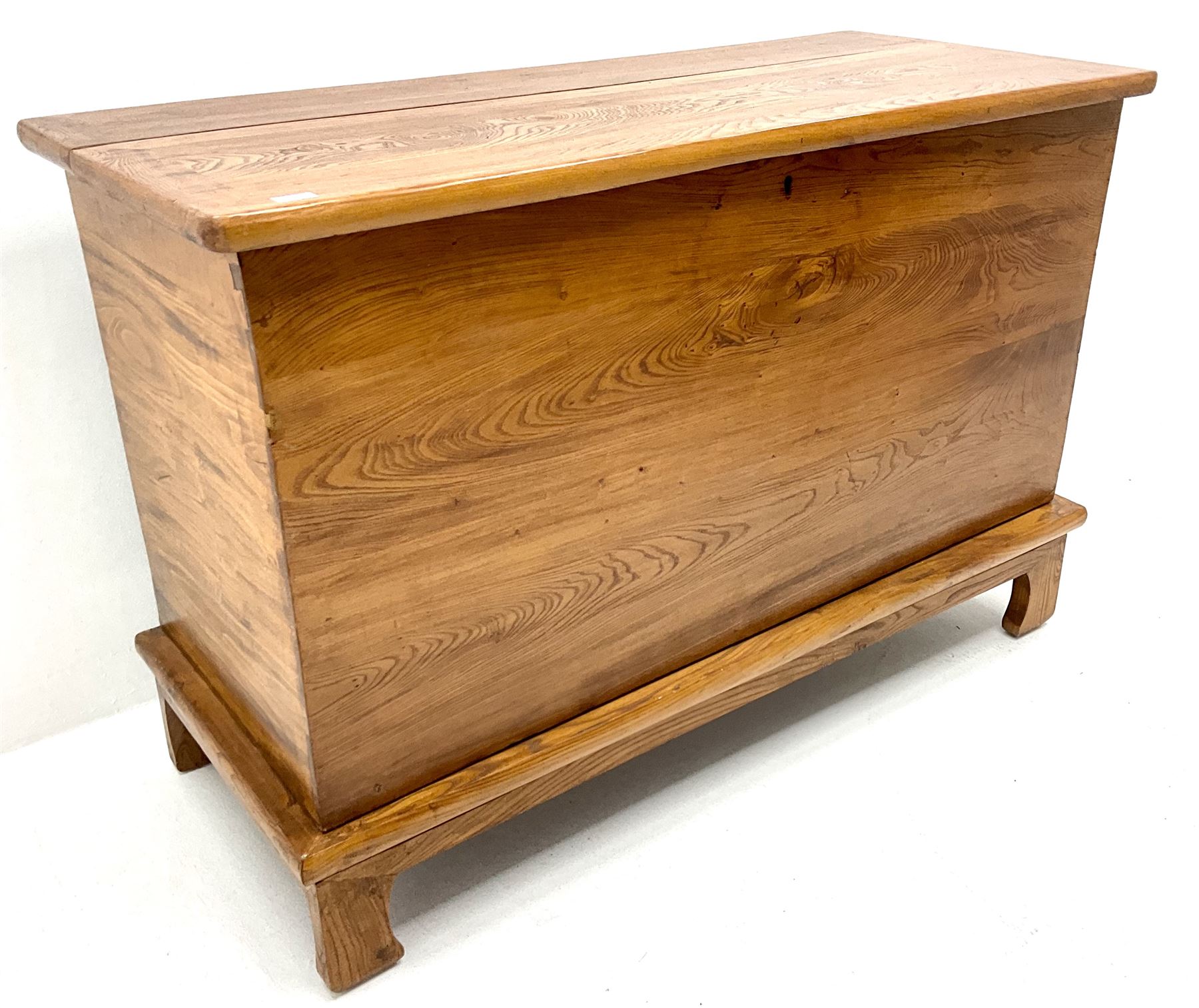 Large light elm blanket box, single lid, shaped supports