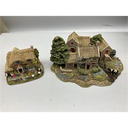 Thirteen Lilliput Lane models to include 'The King's Arms', Britain's Heritage collection Edinburgh Castle,  Tower Bridge, Big Ben, English Collection 'Bluebell Arms', etc, six boxed with deeds
