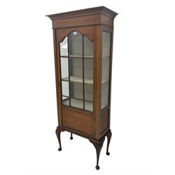 Edwardian mahogany display cabinet, projecting cornice over single astragal glazed and panelled door, on cabriole supports