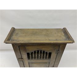 Oak dole cupboard / food hutch, the hinged panelled door with turned spindles enclosing a single shelf interior, H52cm D17cm W46cm