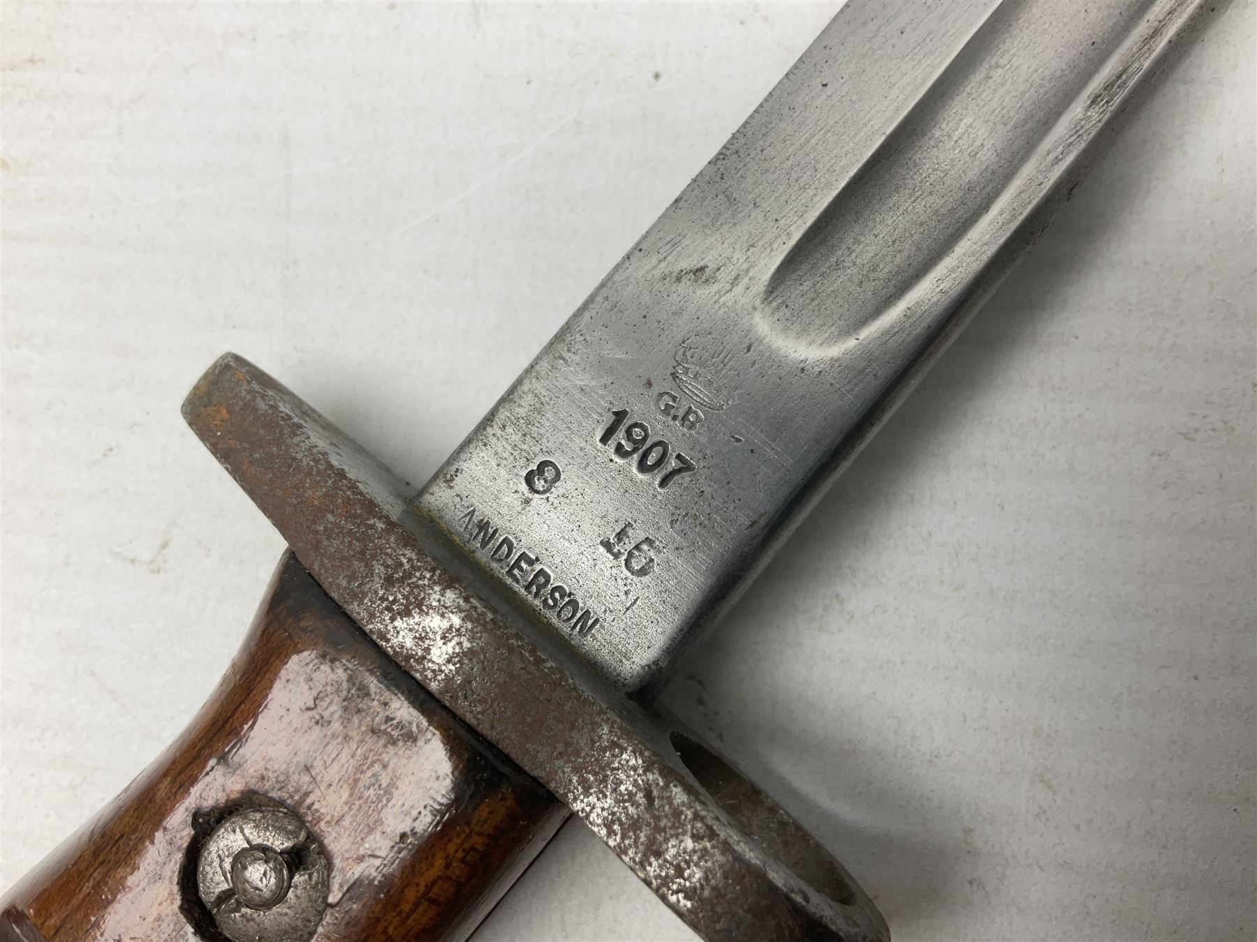 WW1 British 1907 pattern bayonet, the 43cm single edged fullered blade stamped to the ricasso with a crown GR cypher 1907 8 15 Sanderson, with various ordnance marks verso, two piece walnut grip, pommel stamped 1HLI 354; in steel mounted leather scabbard stamped 140 to the throat L57cm overall