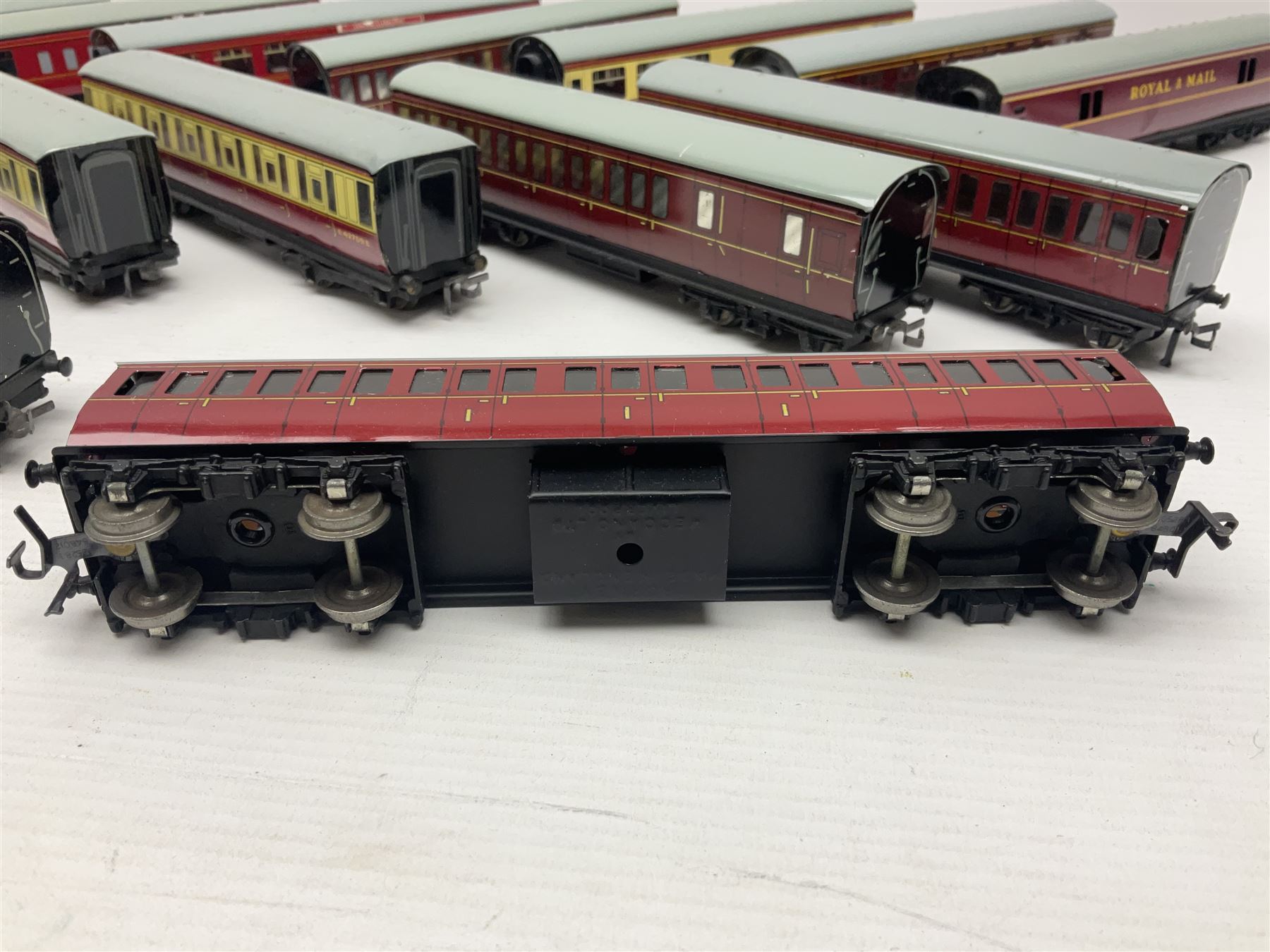 Hornby Dublo - fourteen passenger coaches including Southern Suburban Stock, Gresley Stock, Stanier Stock etc; and TPO Mail Van; all unboxed (15)