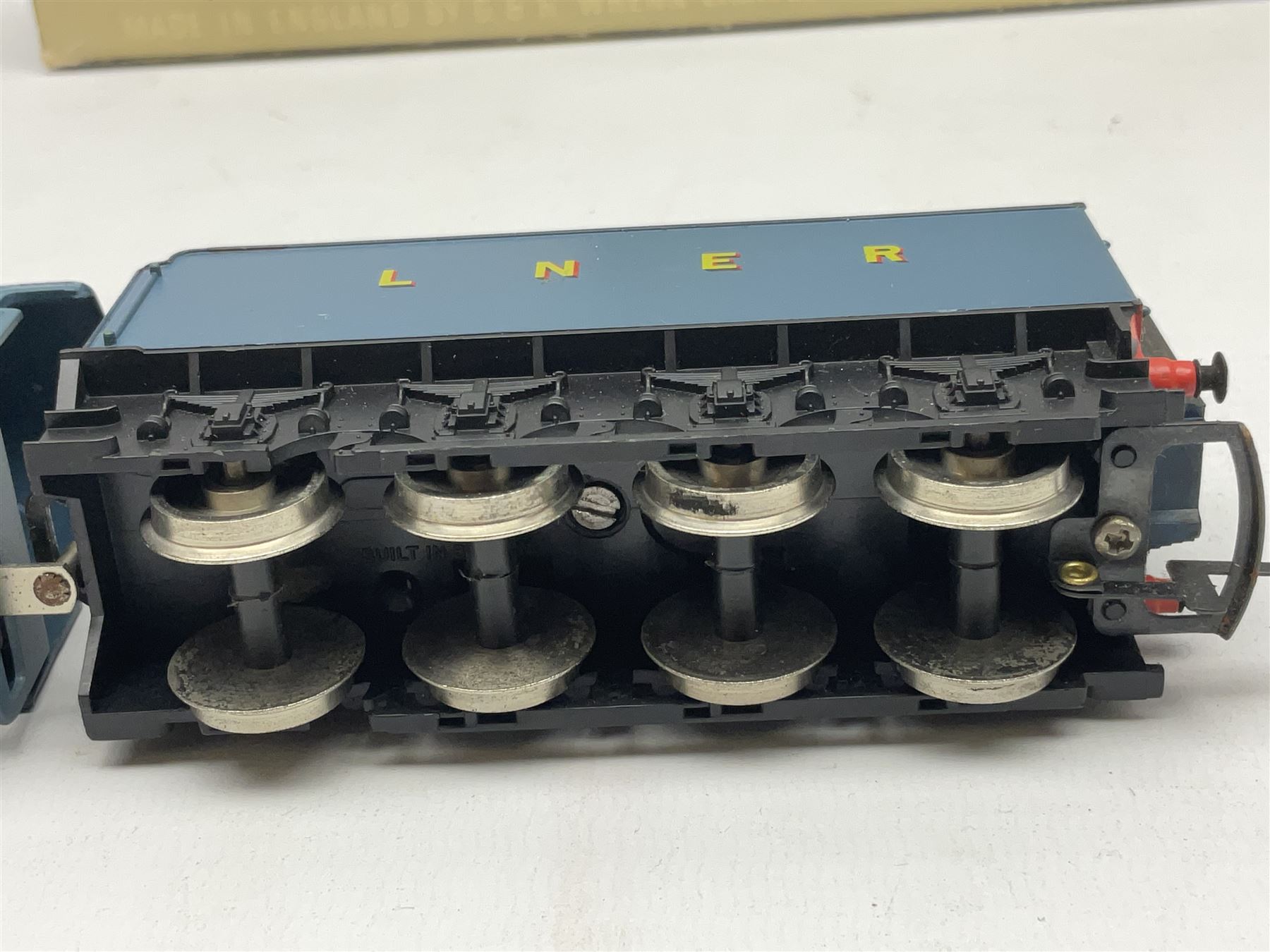 Wrenn '00' gauge - Class A4 4-6-2 steam locomotive 'Mallard' in LNER blue No.4468; boxed; and Refrigerator Van Eskimo Foods; boxed (2)