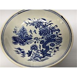 18th century Worcester saucer, circa 1775, decorated in the Fence pattern in underglaze blue, with crescent mark beneath, D11.5cm