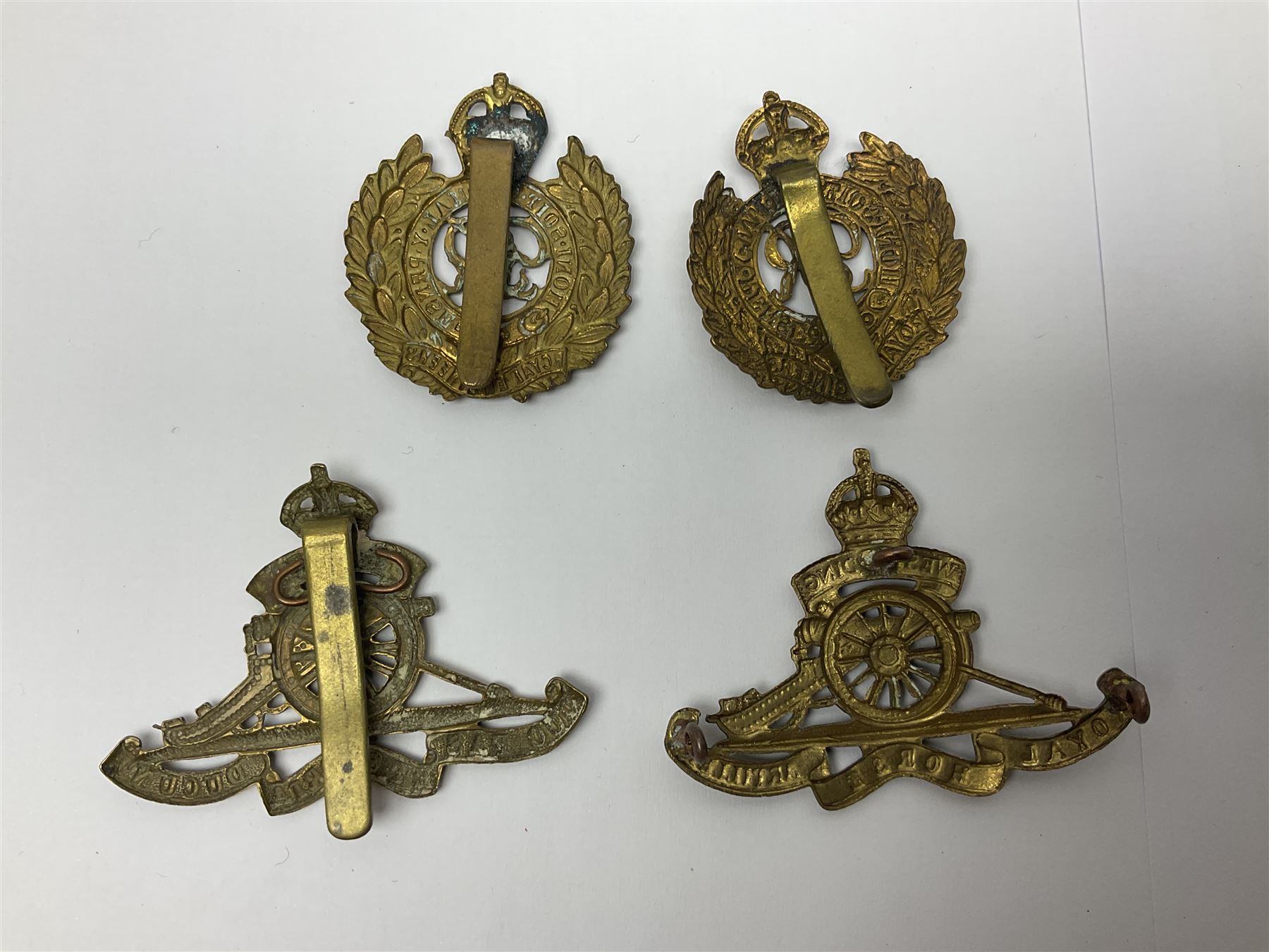 Twelve cap badges including Royal Artillery Militaria 94433
