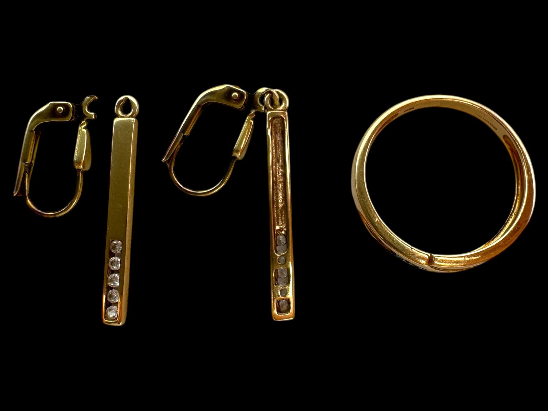 9ct gold stone set cross over ring and a pair of 9ct gold pendant earrings