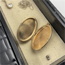 9ct gold jewellery including necklace links, locket, stud earrings, pearl stud earrings, silver jewellery and other costume jewellery, within black jewellery box
