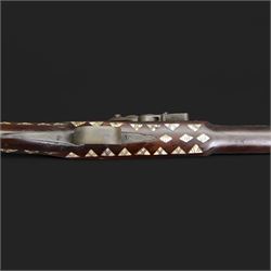 Indian Jezail style flintlock blunderbuss with 61cm bell mouth blunderbuss barrel with engraved floral design, the butt with mother of pearl triangular inlays, overall L97cm