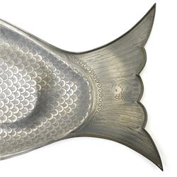 Chinese pewter covered tureen, in the form of a fish, with green hardstone eye, with engraved scale decoration, D55cm 