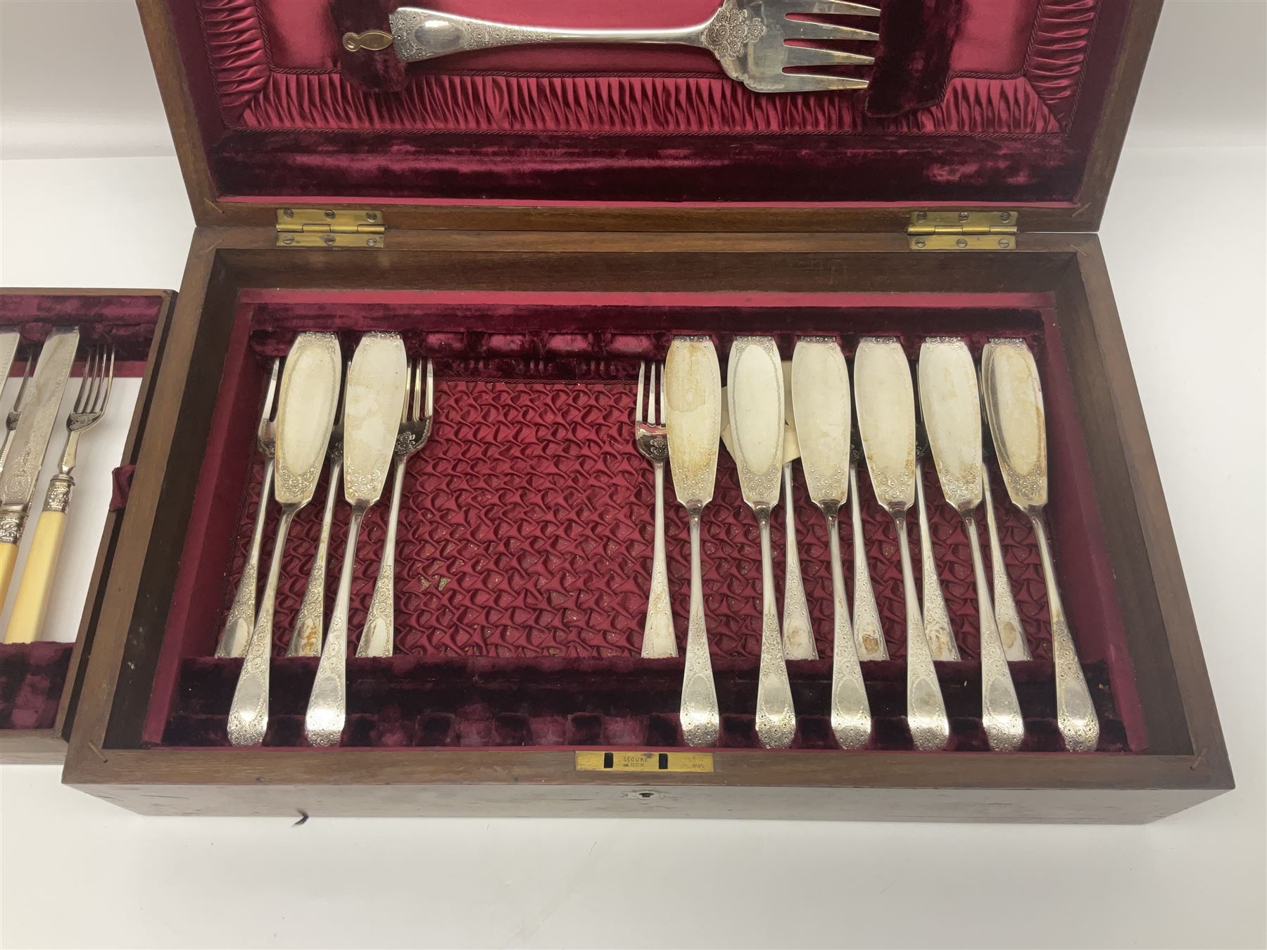 Canteen of cutlery by George Davis, Halifax, with silver ferrules 