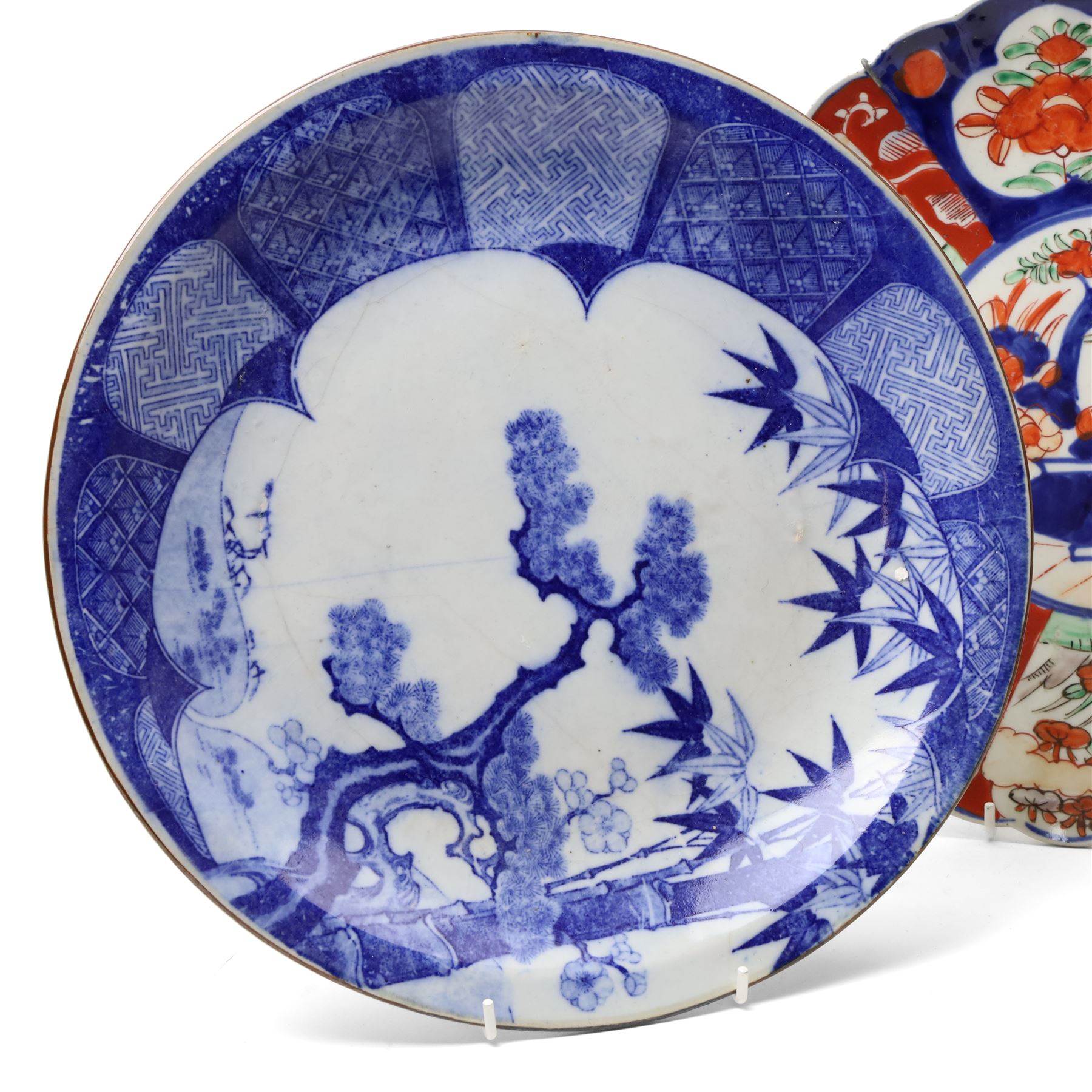 19th century Japanese rice bowl, with four character mark in underglaze blue to cover, H9cm; together with four Japanese chargers, largest D31cm (5)