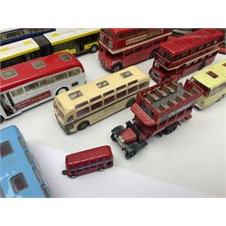 Thirty-one modern die-cast models of buses, coaches and wagons of various scales by EFE, Lledo, Oxford Die-Cast, Atlas etc, to include EFE 15702, 15704 and 15708 boxed; further models are unboxed 