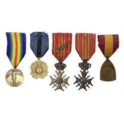 Five WW1 Belgian medals - two Croix-De-Guerre, one with MID leaves, L'Union Fait La Force, Herinnerings 1914-18 Commemorative medal and Victory Medal; all with ribbons