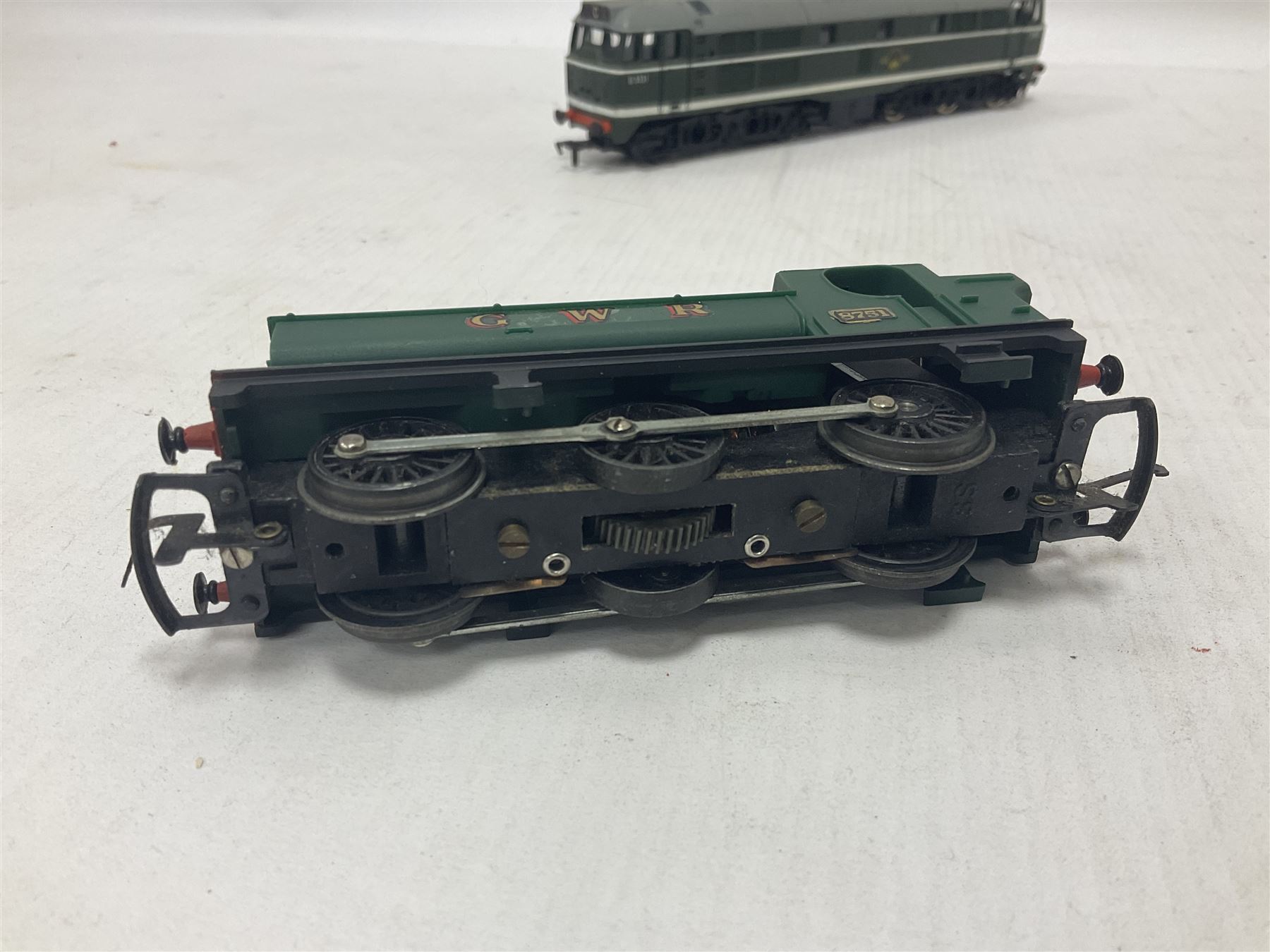 Various Makers ‘00’ gauge - eight locomotives to include G&R Wrenn Class N2 0-6-2T no.2385 in LMS black and Standard Tank Class 2-6-4 no.2679 in LMS crimson; Class 5 4-6-0 no.5112 in black livery; Mainline Railways Class 45 D49 ‘The Manchester Regiment’ in BR green; Airfix Class 31 D5531 in BR green; three further models (8)