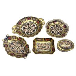 Collection of Royal Crown Derby Old Imari pattern no. 1128, comprising footed trinket dish, covered trinket box and three other trinket dishes 